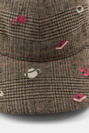 Кепка в клетку с вышивкой и шерстью- Заказать в России