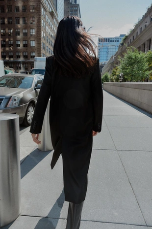 Длинное пальто с подплечниками- Заказать в России