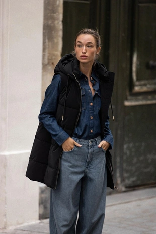 Длинный стеганый жилет с капюшоном