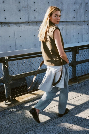 Жилет с подплечниками и поясом- Заказать в России