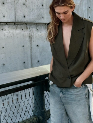 Жилет с подплечниками и поясом- Заказать в России