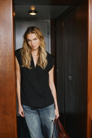 Жилет с подплечниками и поясом