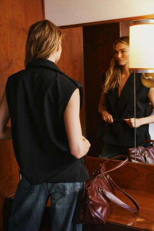 Жилет с подплечниками и поясом