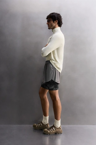 Футболка из технической ткани с воротником на молнии- Заказать в России