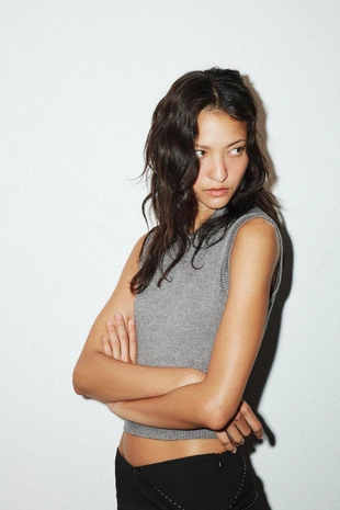 Трикотажный топ-жилет с воротником поло- Заказать в России