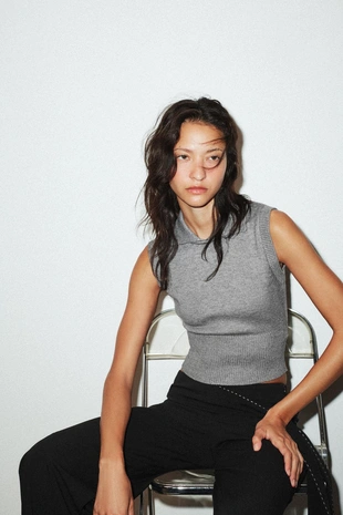 Трикотажный топ-жилет с воротником поло- Заказать в России