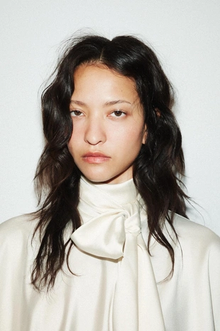 Короткое атласное платье с платком- Заказать в России