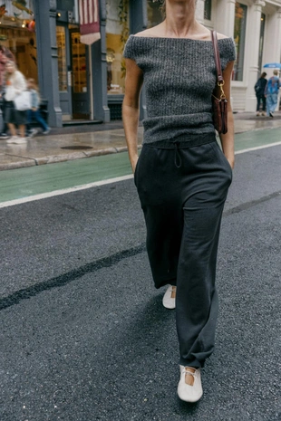 Комбинированные брюки с эффектом потертости- Заказать в России