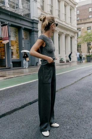 Комбинированные брюки с эффектом потертости- Заказать в России