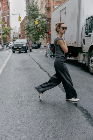 Комбинированные брюки с эффектом потертости- Заказать в России