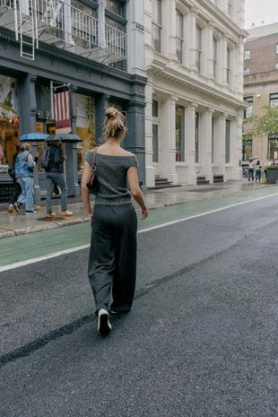 Комбинированные брюки с эффектом потертости- Заказать в России