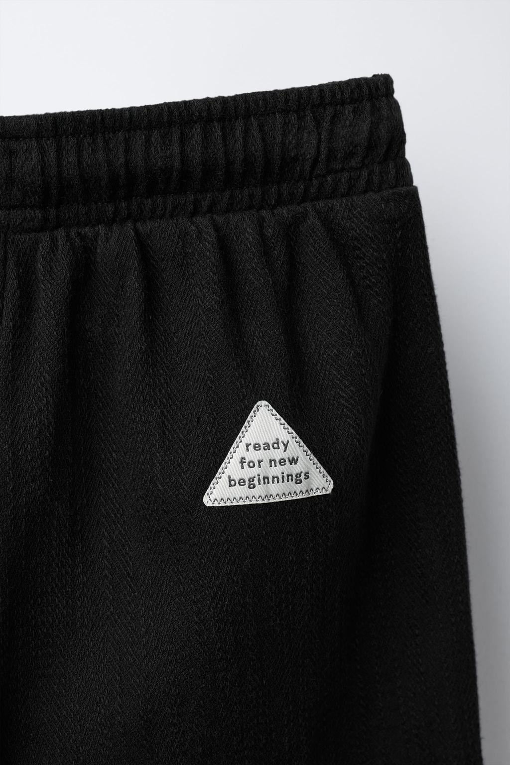 БРЮКИ С ТЕКСТУРНЫМ РИСУНКОМ И НАШИВКОЙ