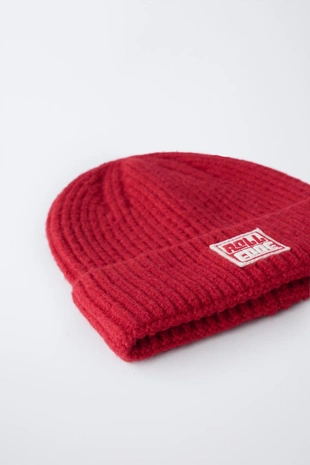 Red | 3739/699/600 - Zara Трикотажная шапка с нашивкой
