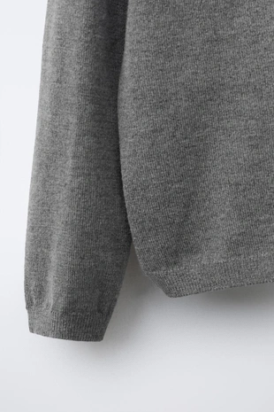 Трикотажный джемпер с воротником-стойкой