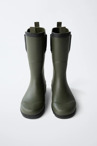 Высокие резиновые сапоги
