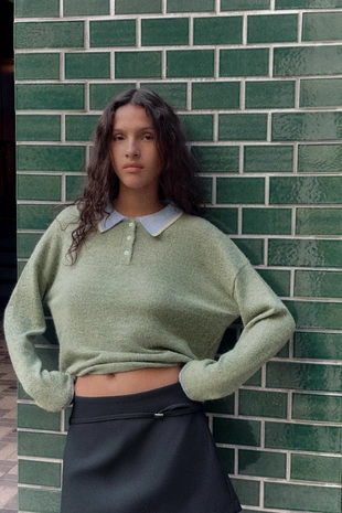 Комбинированный трикотажный свитер поло- Заказать в России