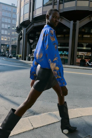 Рубашка из атласа с цветочным принтом- Заказать в России