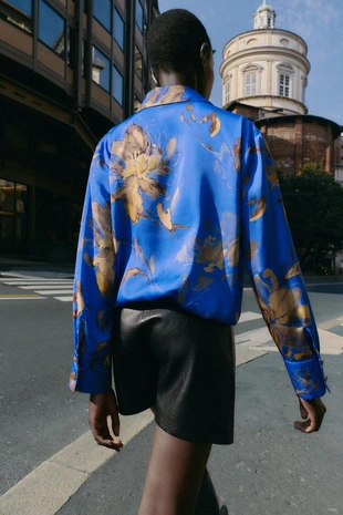 Рубашка из атласа с цветочным принтом- Заказать в России