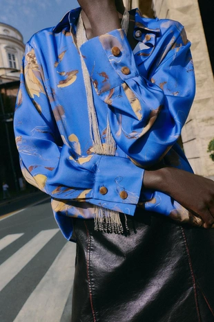 Рубашка из атласа с цветочным принтом- Заказать в России