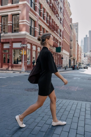 Однотонное трикотажное мини-платье- Заказать в России