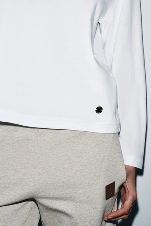 Футболка с длинными рукавами и нашивкой- Заказать в России