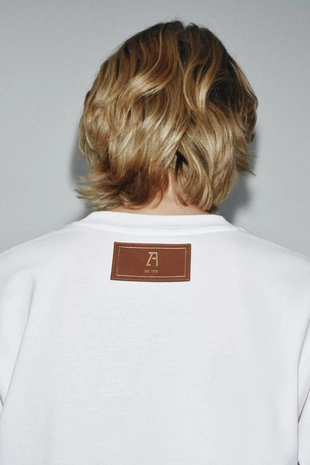 Футболка с длинными рукавами и нашивкой- Заказать в России