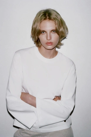 Футболка с длинными рукавами и нашивкой- Заказать в России