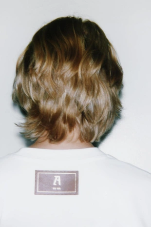 Футболка с длинными рукавами и нашивкой- Заказать в России