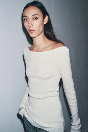 Футболка в рубчик с вырезом лодочкой- Заказать в России