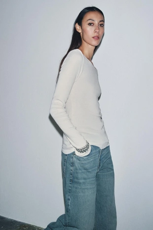 Футболка в рубчик с вырезом лодочкой- Заказать в России