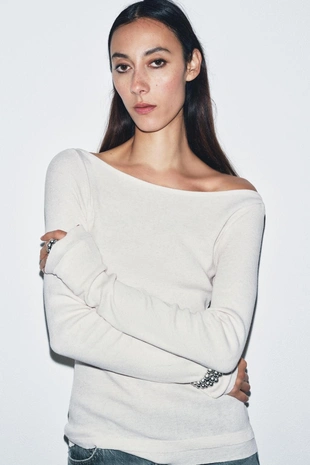 Футболка в рубчик с вырезом лодочкой- Заказать в России