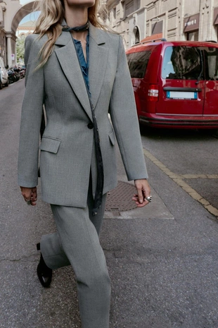 Приталенный блейзер на одной пуговице- Заказать в России