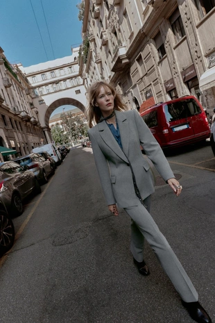 Приталенный блейзер на одной пуговице- Заказать в России