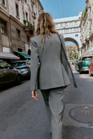 Приталенный блейзер на одной пуговице- Заказать в России