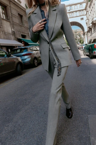 Приталенный блейзер на одной пуговице- Заказать в России