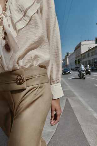 Широкие брюки с золотистой пуговицей- Заказать в России