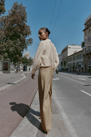 Широкие брюки с золотистой пуговицей- Заказать в России