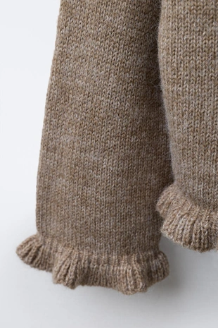 Вязаный кардиган с воланами и шерстью