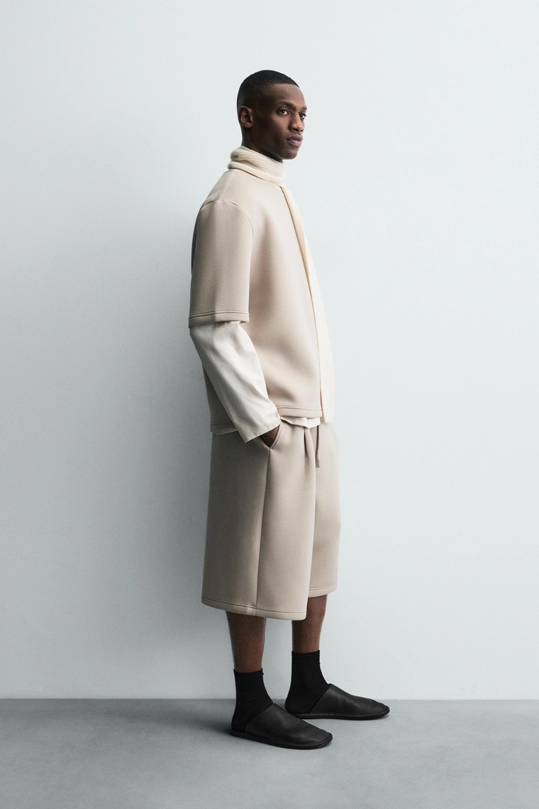 Свитшот с эффектом неопрена и заклепкой