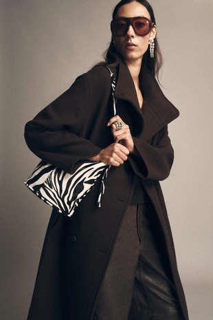 Асимметричная мини-сумка в мягкой коже с шерстью овцы- Заказать в России