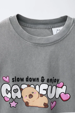 Футболка с эффектом потертости и принтом «капибара CAPYFUN ©»- Заказать в России