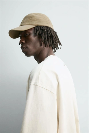 Футболка из плотной ткани с длинными рукавами и заклепками- Заказать в России