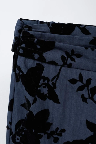 Брюки прямого кроя с рельефным цветочным принтом- Заказать в России