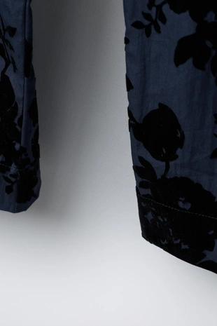 Брюки прямого кроя с рельефным цветочным принтом- Заказать в России