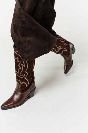 Кожаные сапоги в ковбойском стиле с вышивкой- Заказать в России