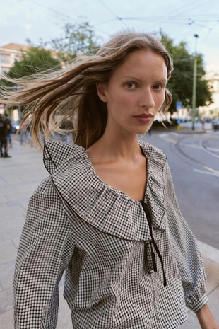 Блуза в клетку виши с воланами