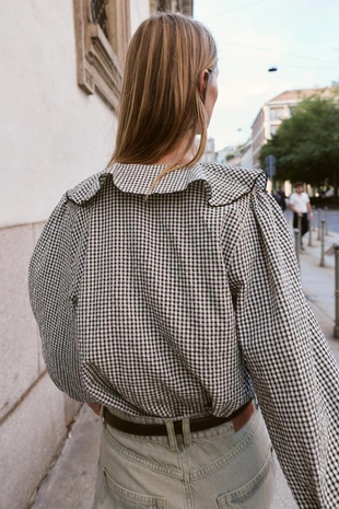 Блуза в клетку виши с воланами