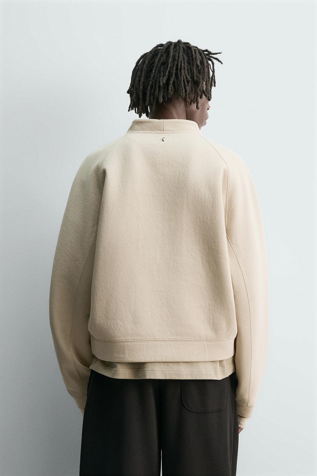 УКОРОЧЕННАЯ ТОЛСТОВКА ИЗ НЕОПРЕНА С ЗАКЛЕПКАМИ