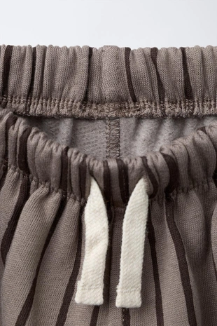 Брюки в полоску с нашивкой- Заказать в России