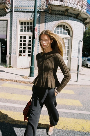 Вязаный кардиган в рубчик с баской- Заказать в России